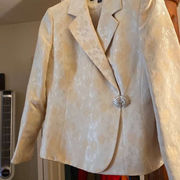 Kasper Dresses & Skirts - 2 pcs brocade goldish skirt set